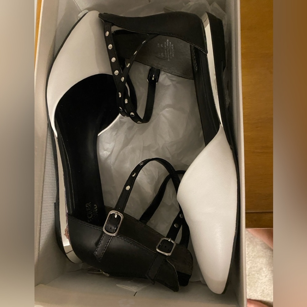 Women’s black and white strappy flat